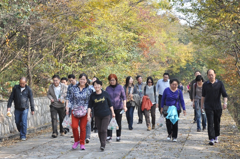 外国语学院工会举行秋季登山活动